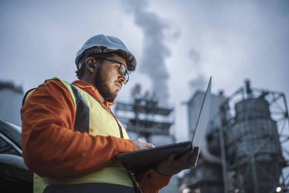 industrial-manufacturing-onsite-worker