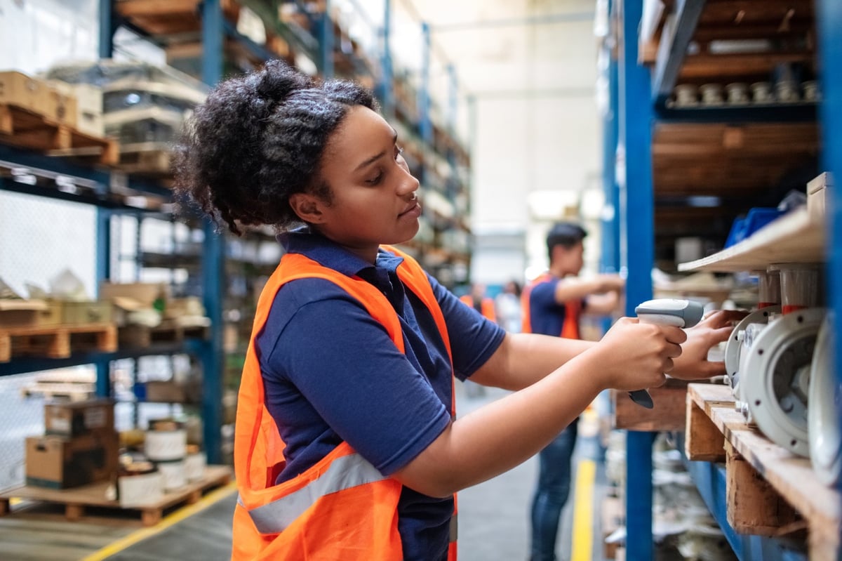 ServiceNow_woman_warehouse_csm-1