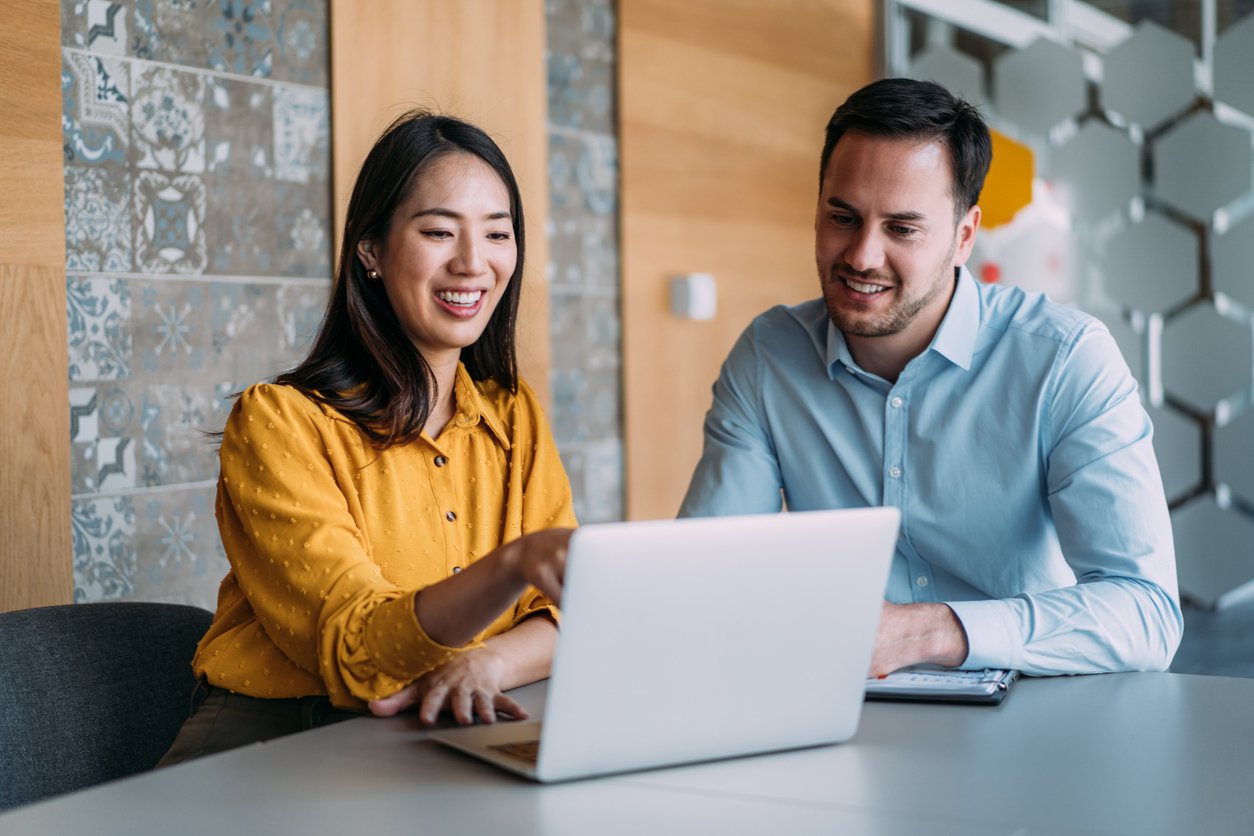 porta-smiling-pointing